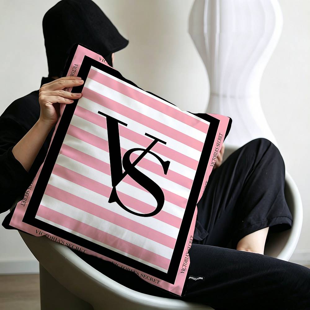 غطاء وسادة كلاسيكي بشعار V-Vic - مراجعة Home Fragrance Victoria Secret وسعره